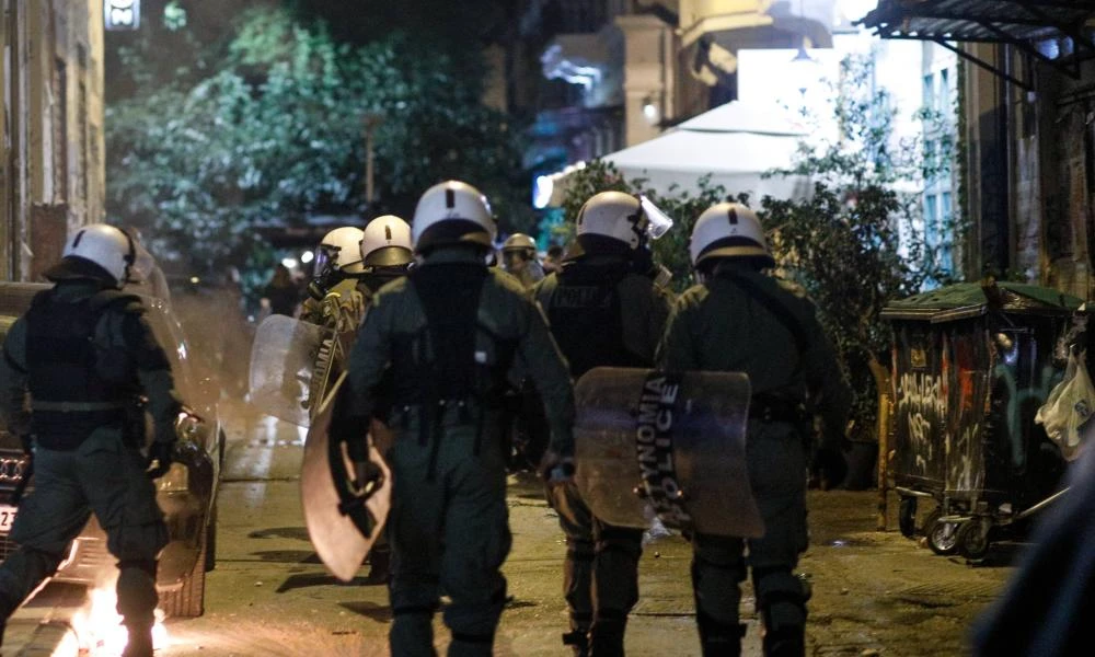 Ομάδα 40 ατόμων επιτέθηκε σε αστυνομικές δυνάμεις στην Πάτρα